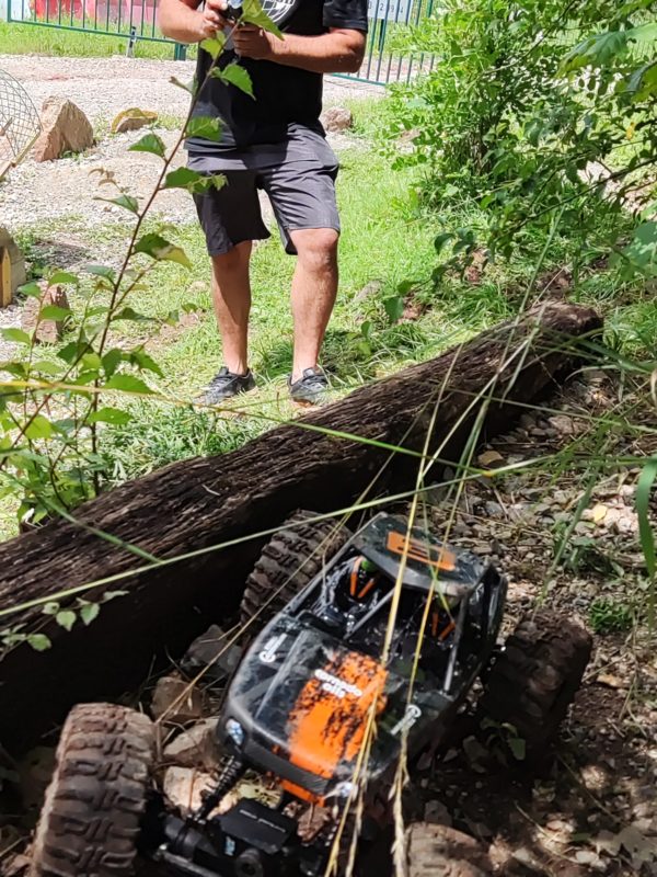 activité au parc de combelles: les voitures télécommandées avec leur parcours adapté et amusant!