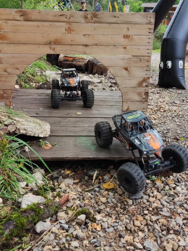voitures télécommandées sur leur circuit de bois et de terre et sans limite d'âge, pour le plaisir de tous!